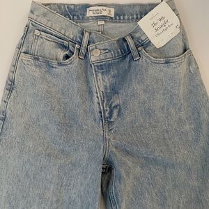Abercrombie Curve Love 90’s Straight Ultra High Rise Jeans Light Wash size 27
